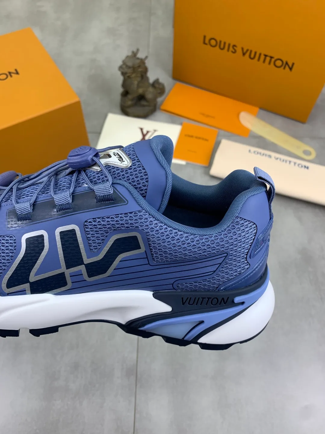Men's Men's Shoes💰P740 New High Version LV Louis Vuitton L Jialu Brand Runner Tatic Series Thick Sole Casual Sports Shoes Running Shoes Original Purchase Development Production This LV Runner Tatic sports shoe combines technical materials such as mesh fabric and ribbons to interpret the inspiration of traditional mountaineering shoes. LV letters are written on one side, the lariat buckle of the quick lacing system is embellished with Monogram flowers and Louis Vuitton logos, and the light and wear-resistant rubber outsole completes the whole package. The delivery counter is beautifully packaged🛍📦 ▪️Fabrics: Original imported custom technical fabric + mesh ▪️Inner lining: Original customized breathable mesh ▪️Sole: Original open-molded anti-slip rubber combination material ▪️Sole thickness: 4CM ▪️Size: Men's 39-44 (38 45 (customized)
